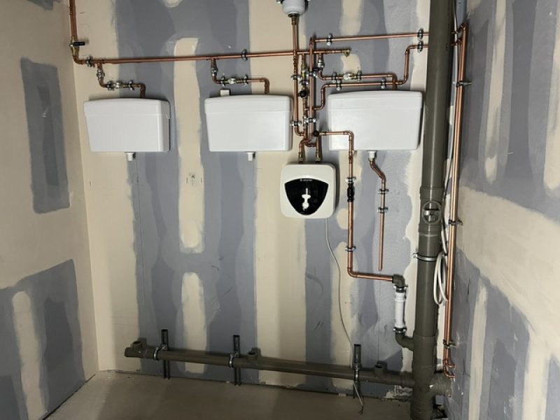 Male toilet cubicles plumbing 11.09.26